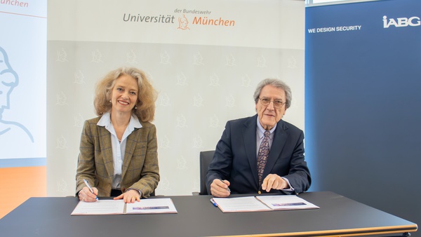 Präsidentin der UniBw M Prof. Eva-Maria Kern und der IABG-Geschäftsführer Prof. Rudolf F. Schwarz bei der Unterzeichnung der Absichtserklärung
