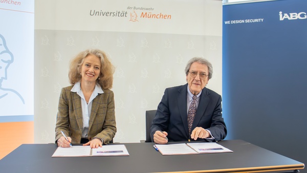 Präsidentin der UniBw M Prof. Eva-Maria Kern und der IABG-Geschäftsführer Prof. Rudolf F. Schwarz bei der Unterzeichnung der Absichtserklärung