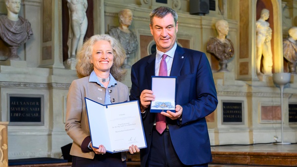 Prof. Eva-Maria Kern mit dem bayerischen Ministerpräsidenten bei der Verleihung des Verdienstordens