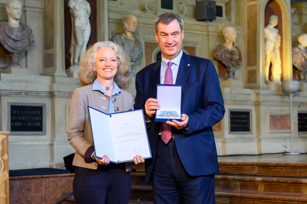 Prof. Eva-Maria Kern mit dem bayerischen Ministerpräsidenten bei der Verleihung des Verdienstordens