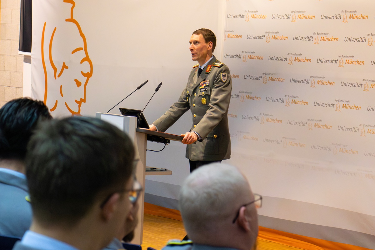 Generalleutnant Dr. Christian Freuding spricht im Audimax 