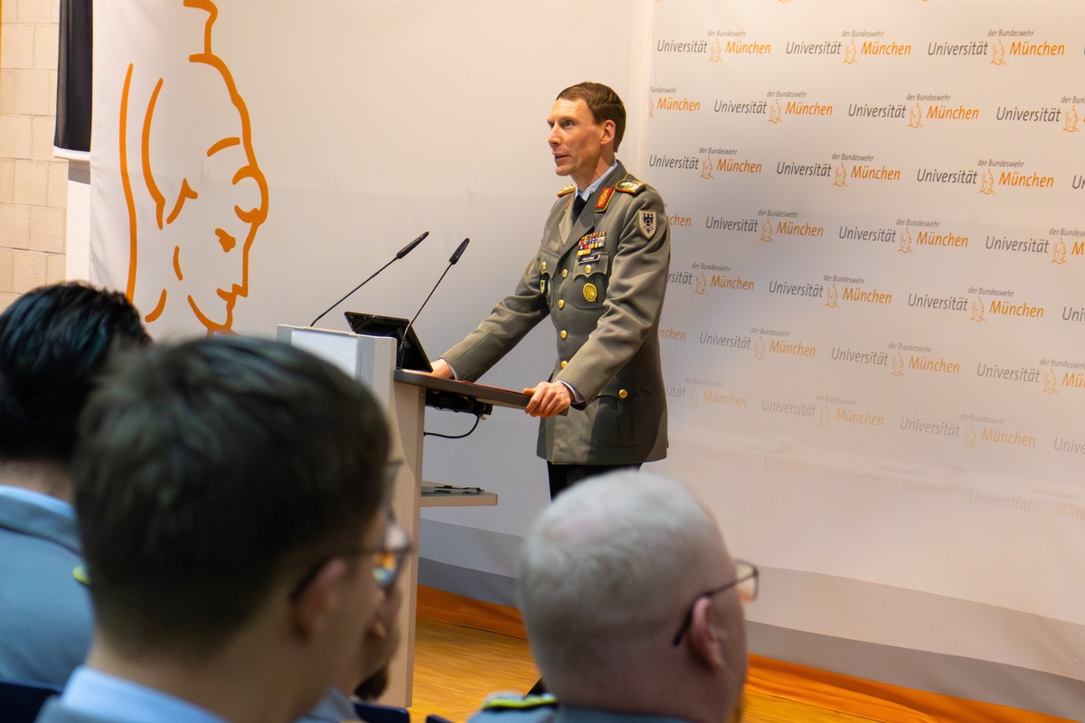 Generalleutnant Dr. Christian Freuding spricht im Audimax
