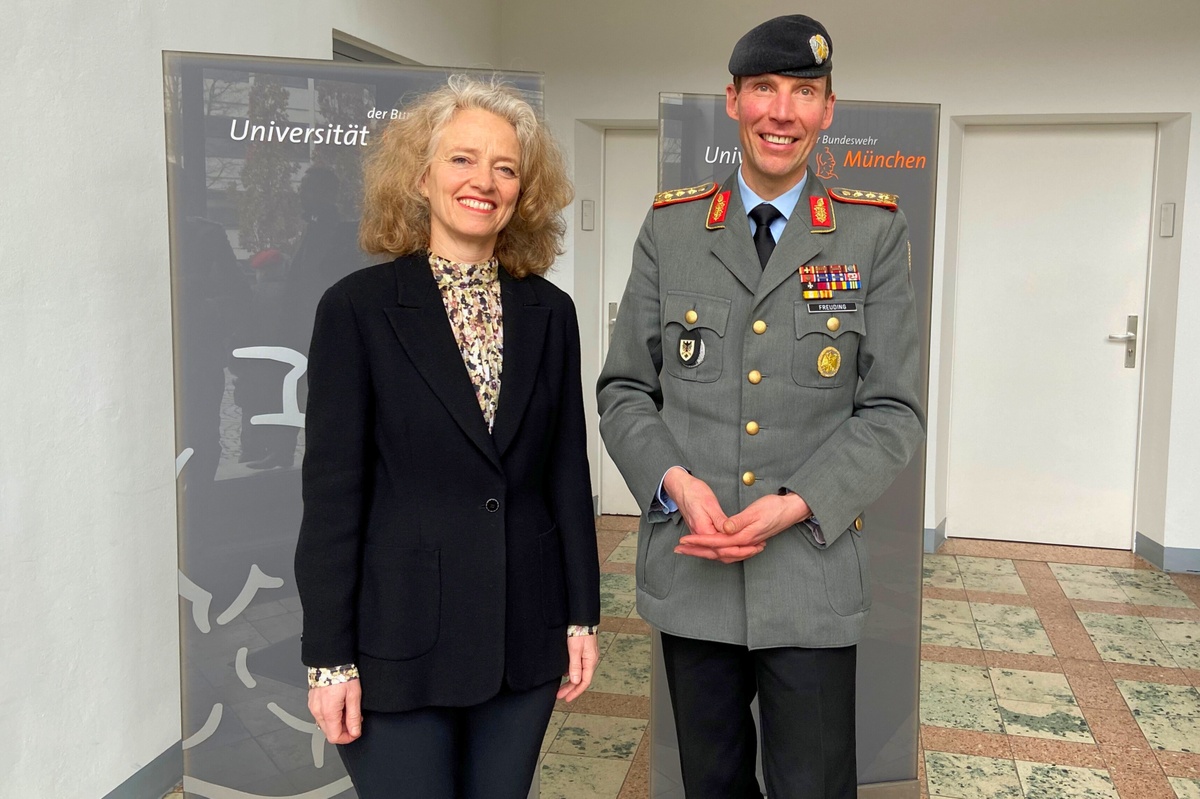 Präsidentin Prof. Eva-Maria Kern begrüßt Generalleutnant Dr. Christian Freuding