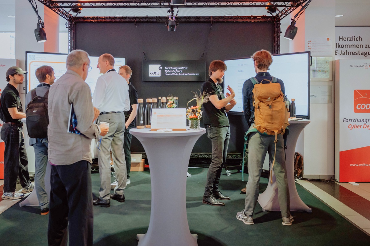 CODE-Messestand mit interessierten Besuchern