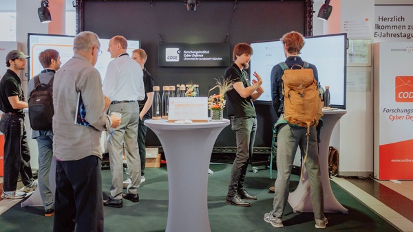 CODE-Messestand mit interessierten Besuchern