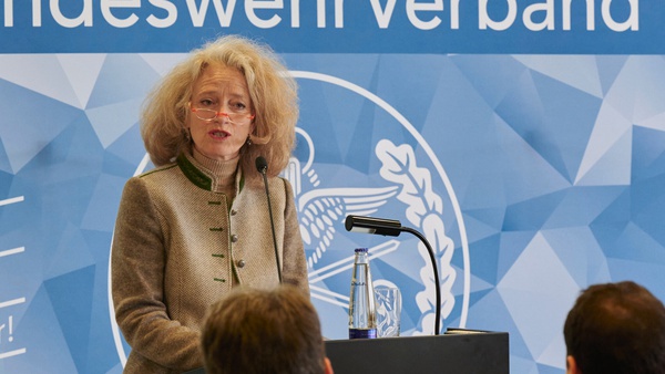 UniBw M Präsidentin Ürof. Eva-Maria Kern bei der Begrüßung