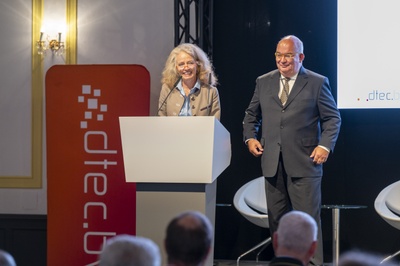 Prof. Eva-Maria Kern und Prof. Klaus Beckmann begrüßen die Teilnehmerinnen und Teilnehmer