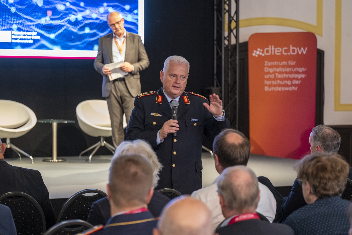 Generalleutnant Michael Vetter beim Vortrag