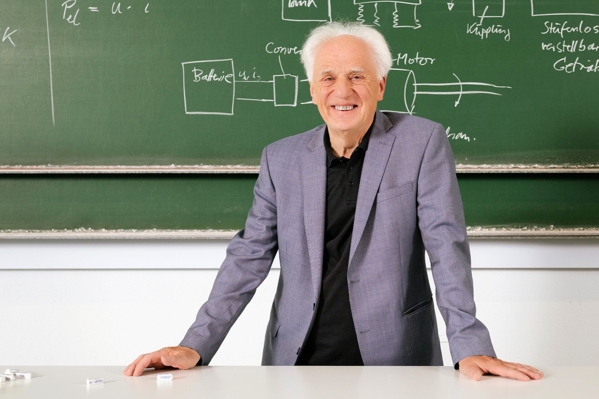 Prof. Rainer Marquardt im Hörsaal vor einer Tafel mit Formeln