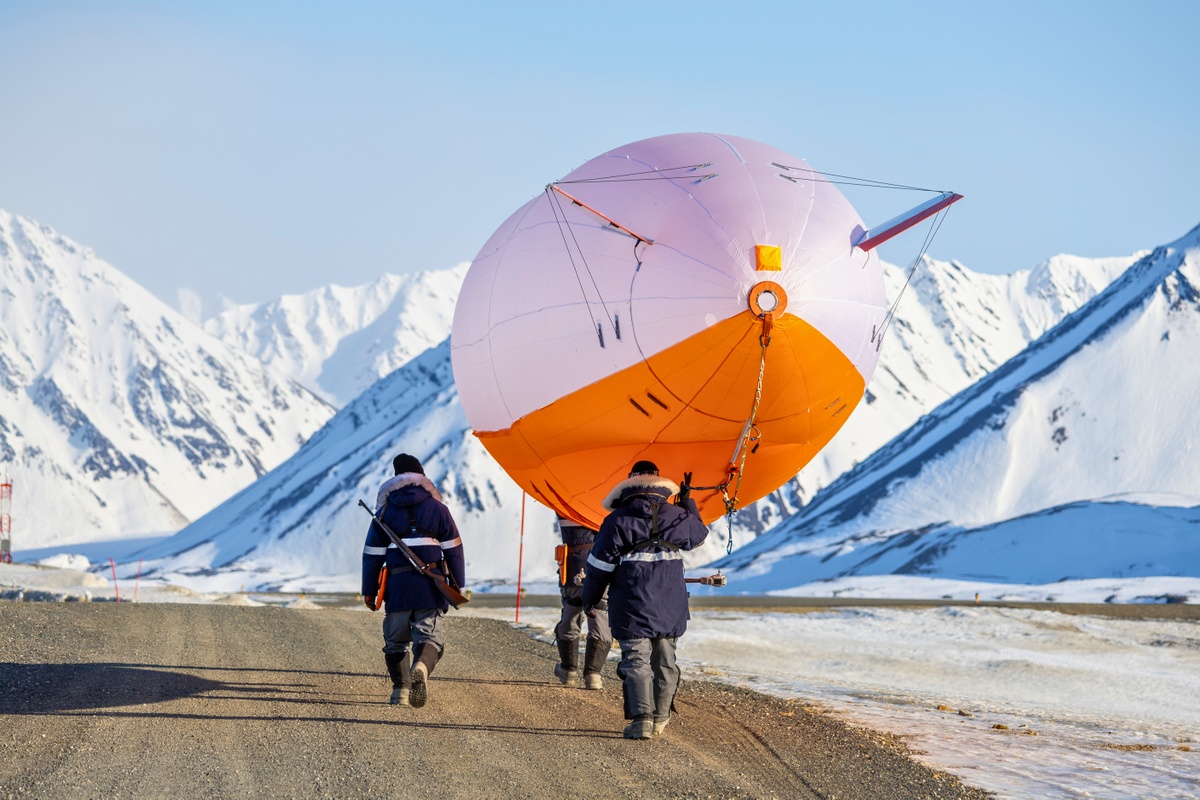 Forscherteam auf dem Weg vom Hangar zum Startplatz des Forschungszeppelins