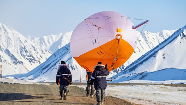 Forscherteam auf dem Weg vom Hangar zum Startplatz des Forschungszeppelins
