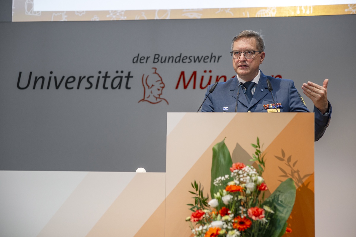 Dr. Fritz Helge Voss beim Dies Academicus 2026 Dr. Voss steht hinter einem Rednerpult beim Dies academicus