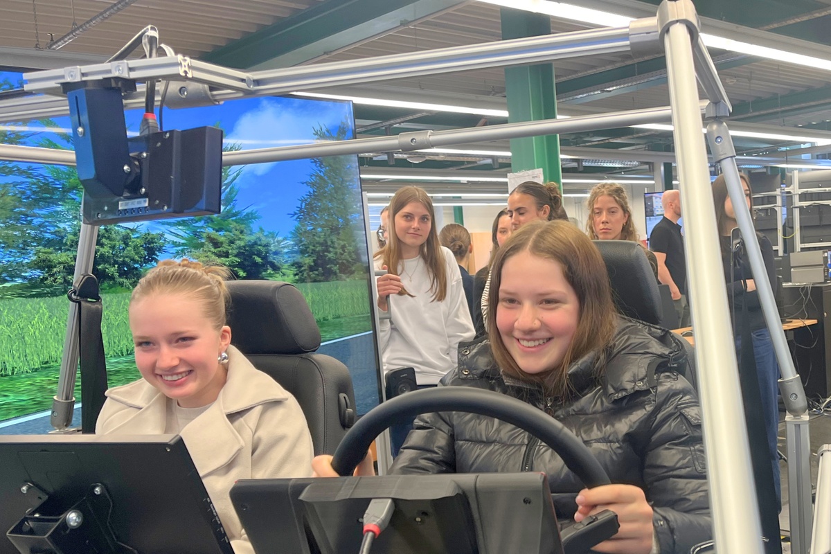 2 Schülerinnen im Fahrzeug-Simulatoren im Labor