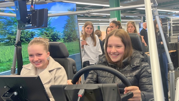 2 Schülerinnen im Fahrzeug-Simulatoren im Labor