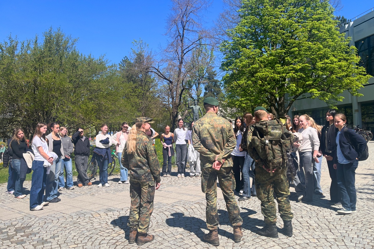 Schülerinnen bei der Campusführung