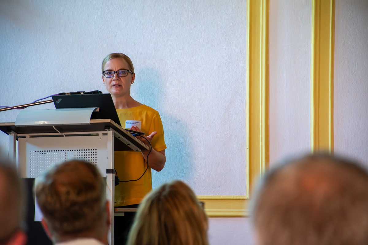 Dr. Felicitas Meifert-Menhard, Leiterin von studium plus, auf dem Podium