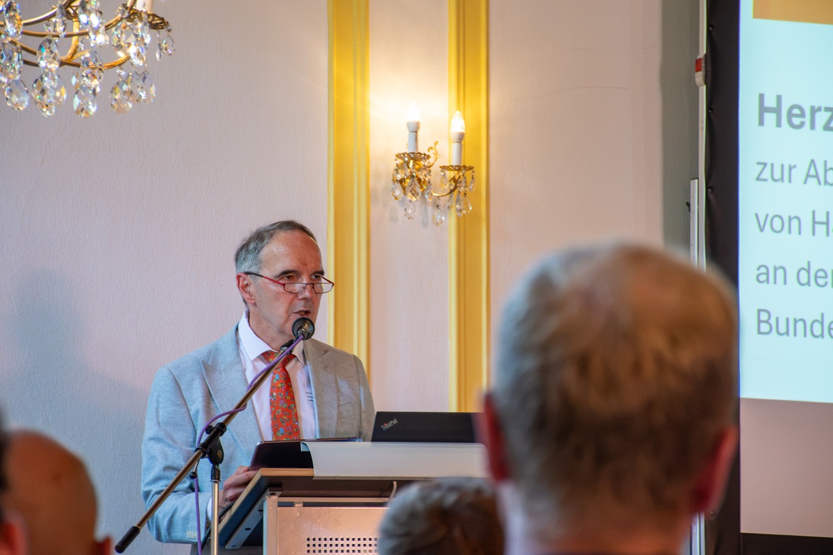 Prof. Renner bei der Begrüßung