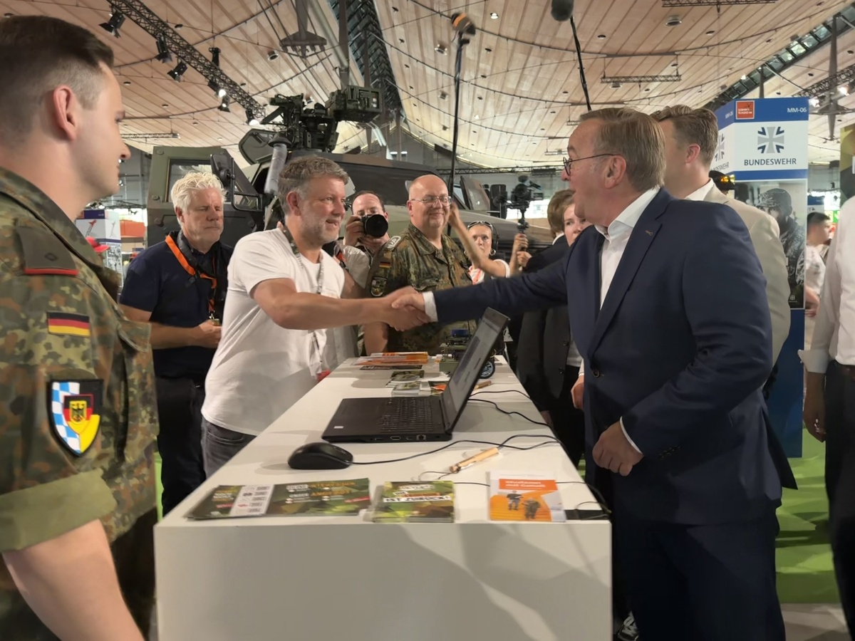 Boris Pistorius, Bundesministers der Verteidigung, am Stand der UniBw M