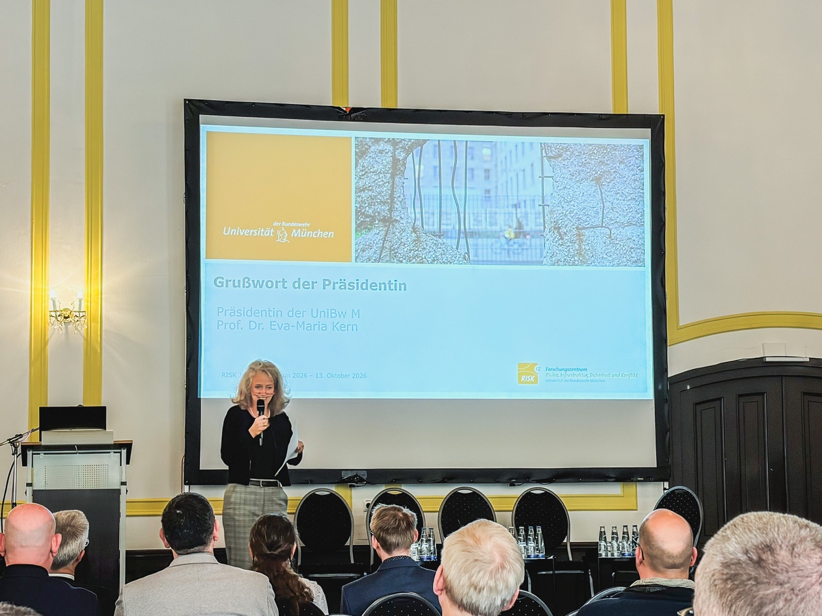 Die Präsidentin der UniBw M, Prof. Eva-Maria Kern, begrüßt die Gäste