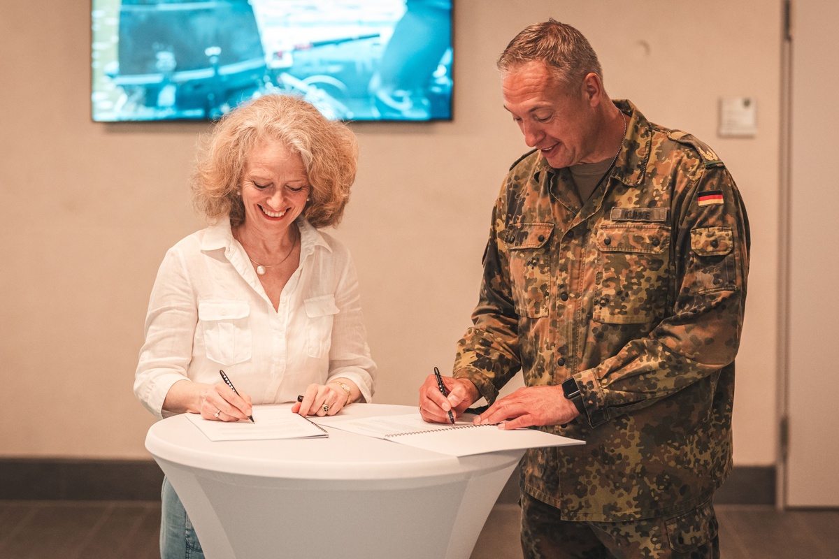 Prof. Eva-Maria Kern und Brigadegeneral Andreas Kühne bei der Unterzeichnung des Kooperationsabkommens