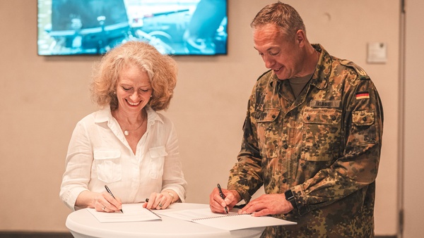Prof. Eva-Maria Kern und Brigadegeneral Andreas Kühne bei der Unterzeichnung des Kooperationsabkommens