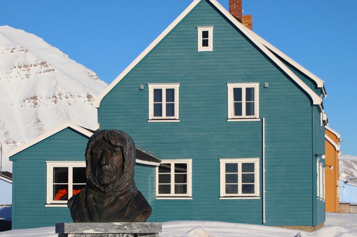 Büste von Roald Amundsen im Zentrum von Ny Ålesund