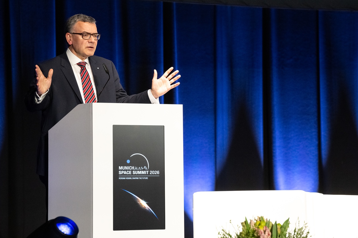 Dr. Florian Herrmann auf dem Munich Space Summit Dr. Florian Herrmann steht an einem Rednerpult und überbringt die Willkommensgrüße der Bayerischen Staatsregierung
