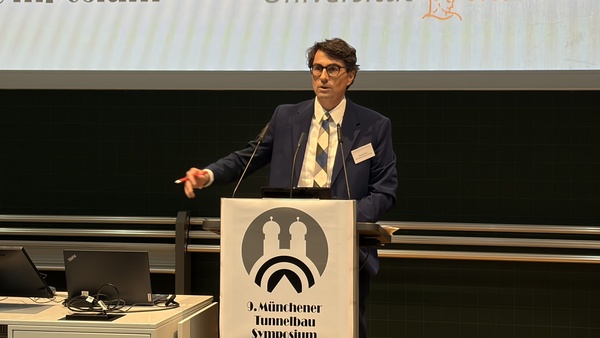 Moderator der Veranstaltung Prof. Thomas Braml von der UniBw M