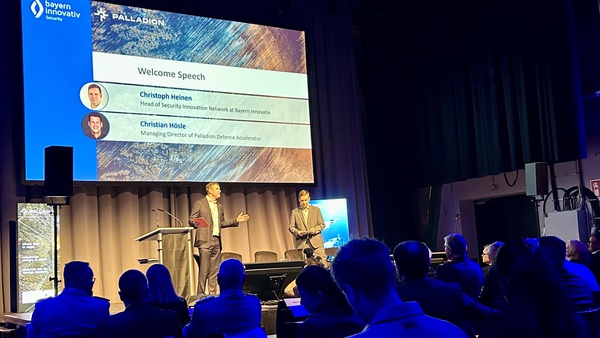 Die beiden Veranstalter Christian Hösle von Palladion Defence Accelerator und Christoph Heinen von Bayern Innovativ bei der Begrüßung