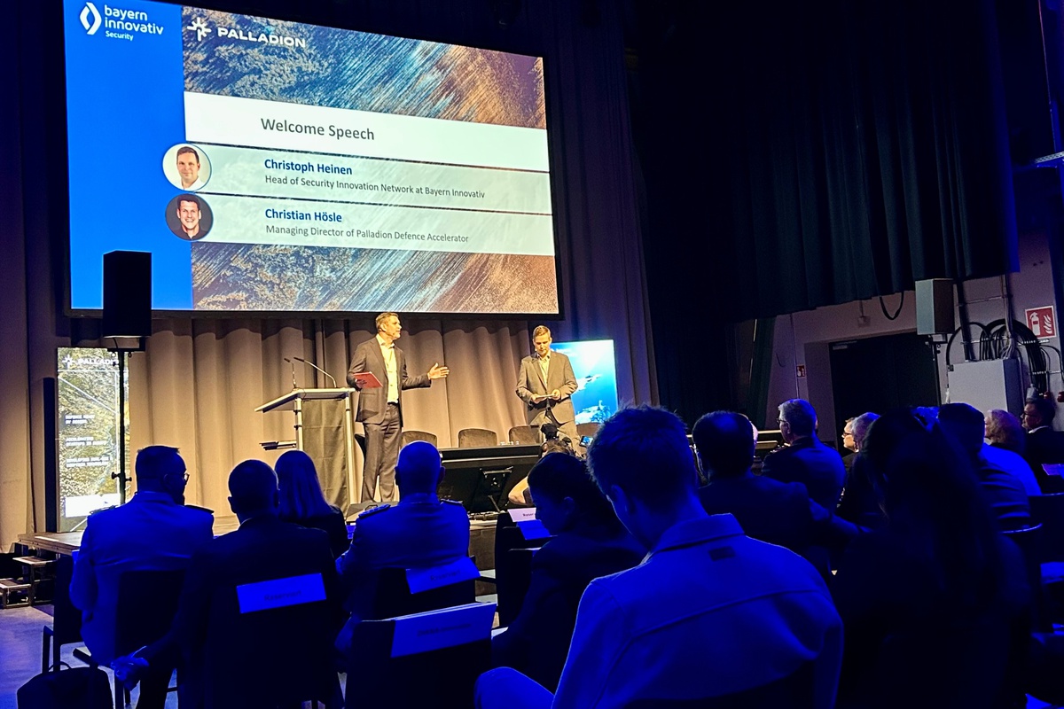 Die beiden Veranstalter Christian Hösle von Palladion Defence Accelerator und Christoph Heinen von Bayern Innovativ bei der Begrüßung