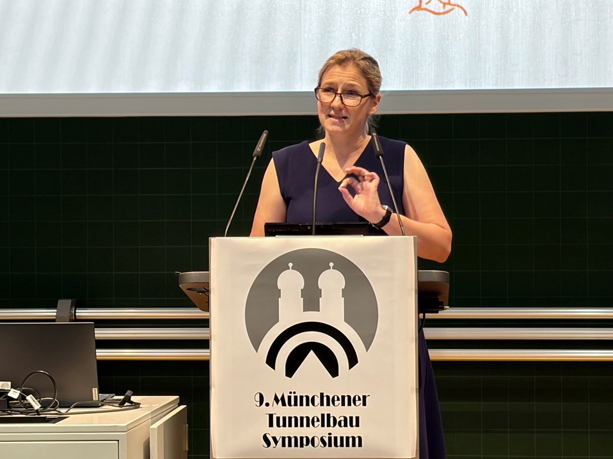 Prof. Silja Hoffmann spricht auf dem Podium
