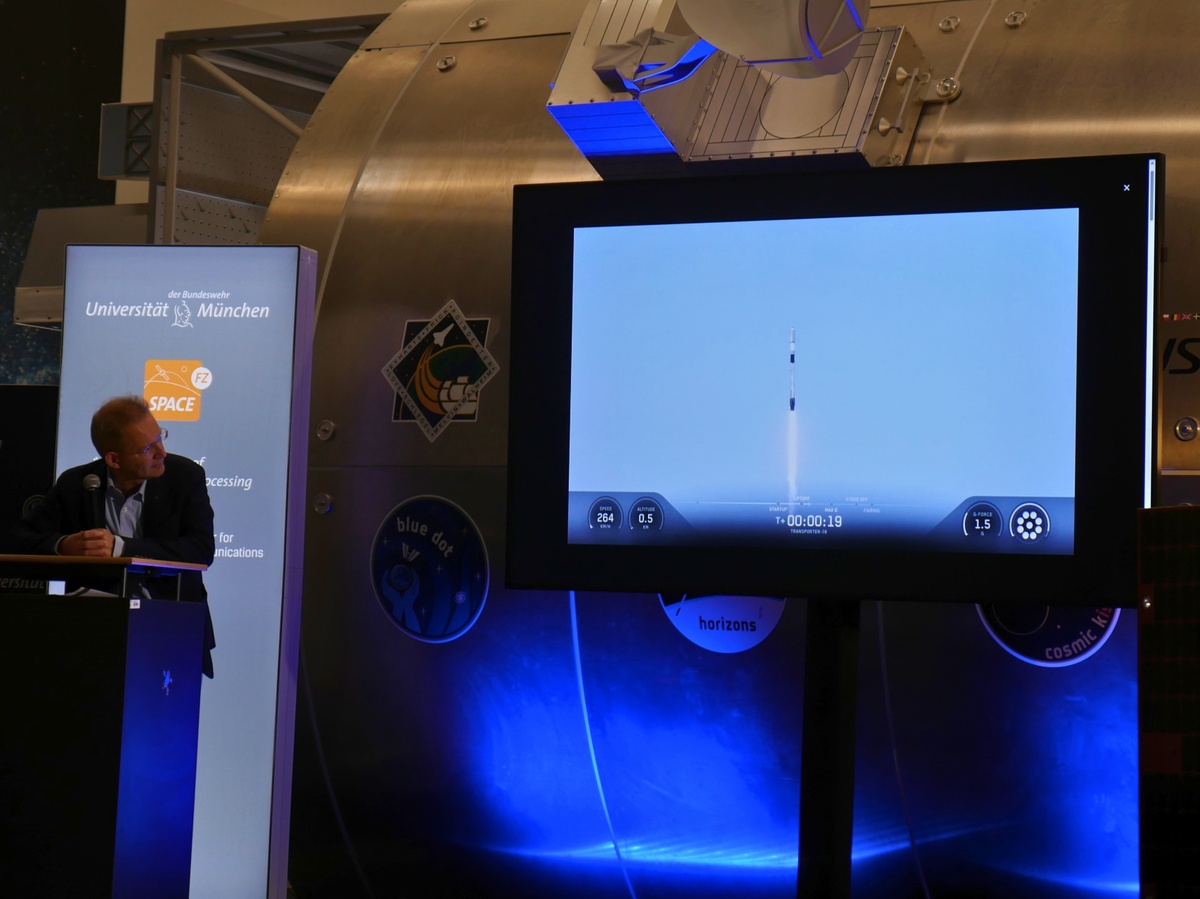 Bildschirm mit Startszene der Falcon-9-Rakete von SpaceX