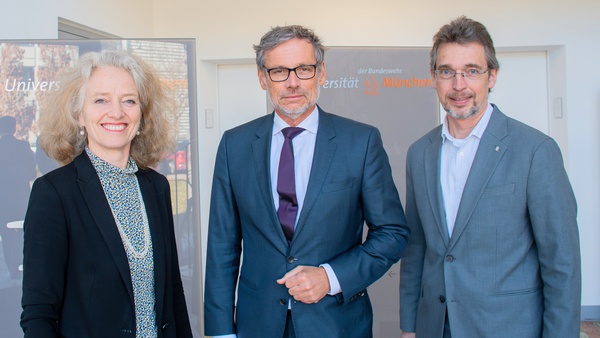 Staatssekretär Jens Plötner (Mitte) zusammen mit UniBw M Präsidentin Prof. Eva-Maria Kern und Vizepräsident Prof. Geralt Siebert
