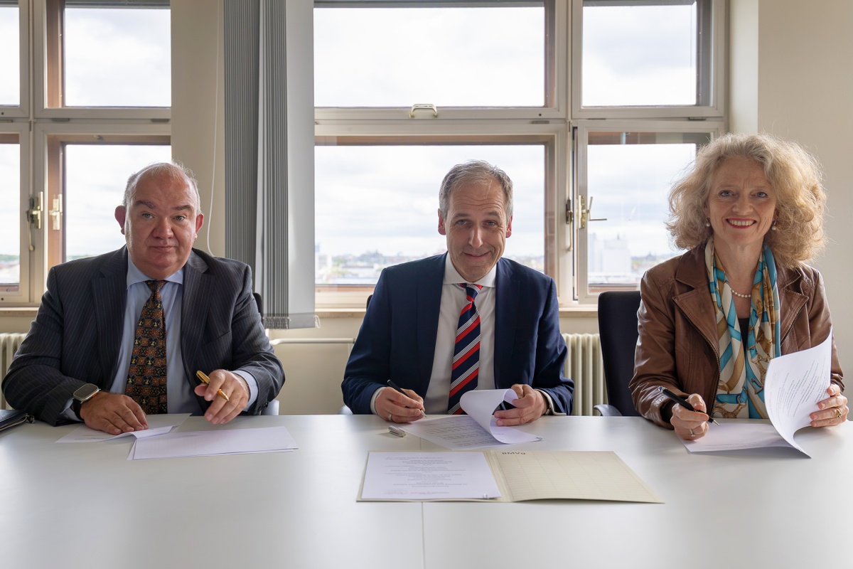 Prof. Klaus Beckmann, Präsident der Helmut-Schmidt-Universität Hamburg, Ministerialdirektor Dr. Alexander Götz sowie Prof. Eva-Maria Kern, Präsidentin der Universität der Bundeswehr München, unterzeichnen in Berlin die Verwaltungsvereinbarung für das neue Kompetenzzentrum Aufwuchs.