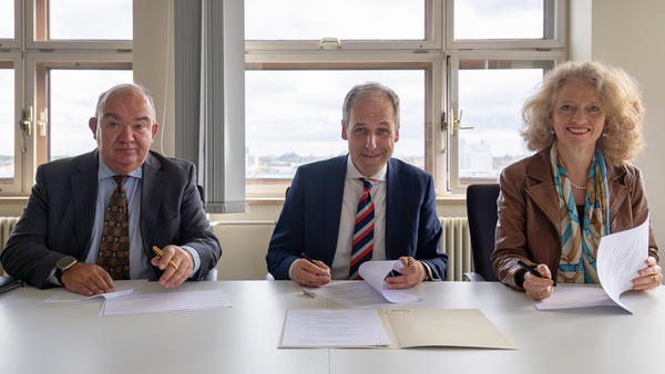 Prof. Klaus Beckmann, Präsident der Helmut-Schmidt-Universität Hamburg, Ministerialdirektor Dr. Alexander Götz sowie Prof. Eva-Maria Kern, Präsidentin der Universität der Bundeswehr München, unterzeichnen in Berlin die Verwaltungsvereinbarung für das neue Kompetenzzentrum Aufwuchs.