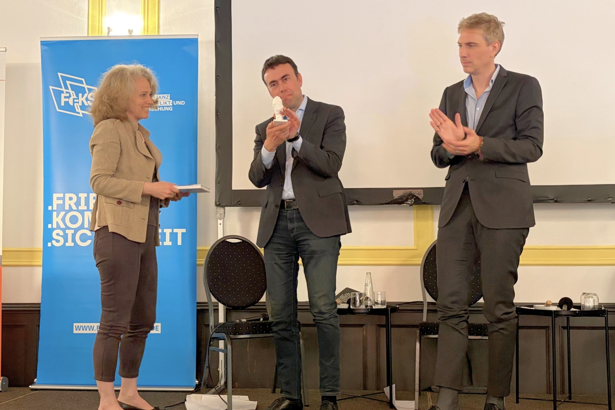 Übergabe der 3D-gedruckten „Athene“ der UniBw M an Staatssekretär Dr. Schmid