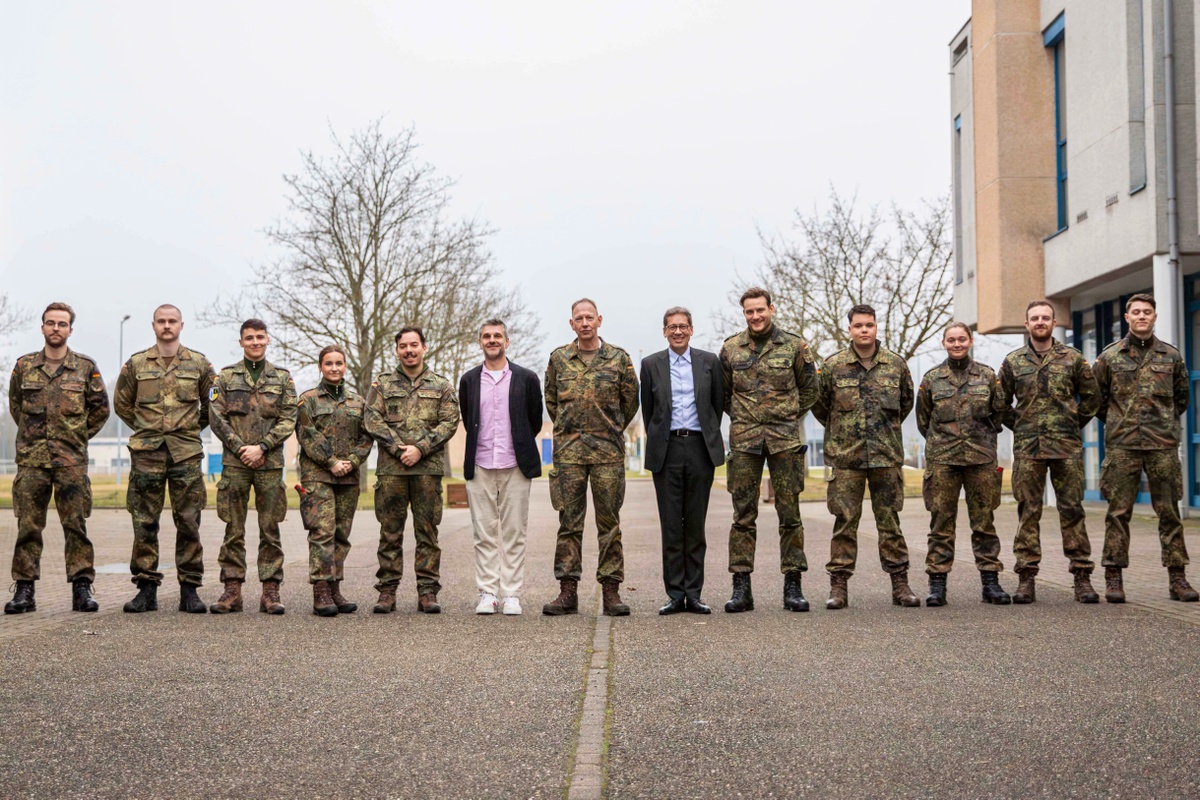 Teilnehmende an der Studienfahrt nach Straßburg; in der Bildmitte General Weeke