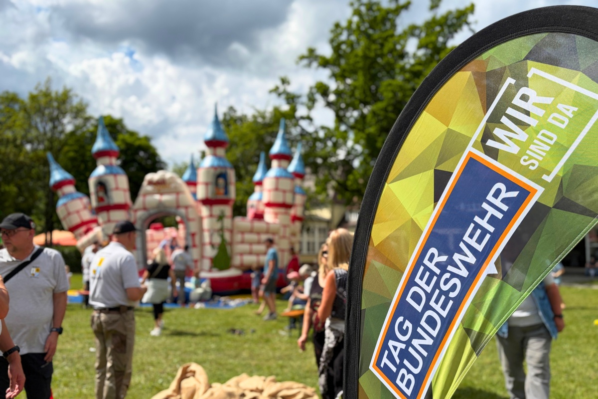 Familienbereich mit Kinder-Hüpfburg auf dem Tag der Bundeswehr in München