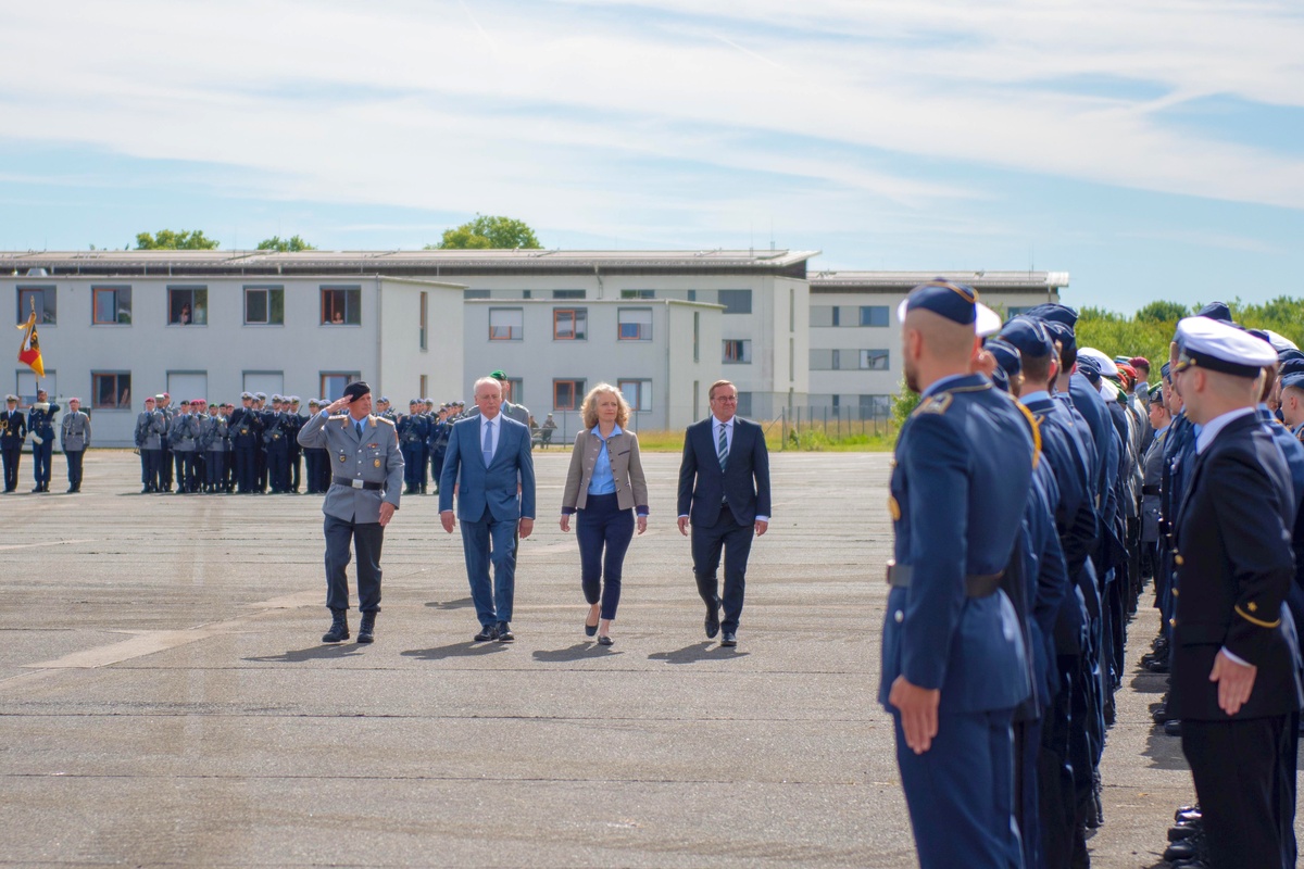 Oberst Matthias Henkelmann,, Prof. Eva-Maria Kern, Prof. Roland Börger und Bundesminister Boris Pistorius schreiten die Formation ab