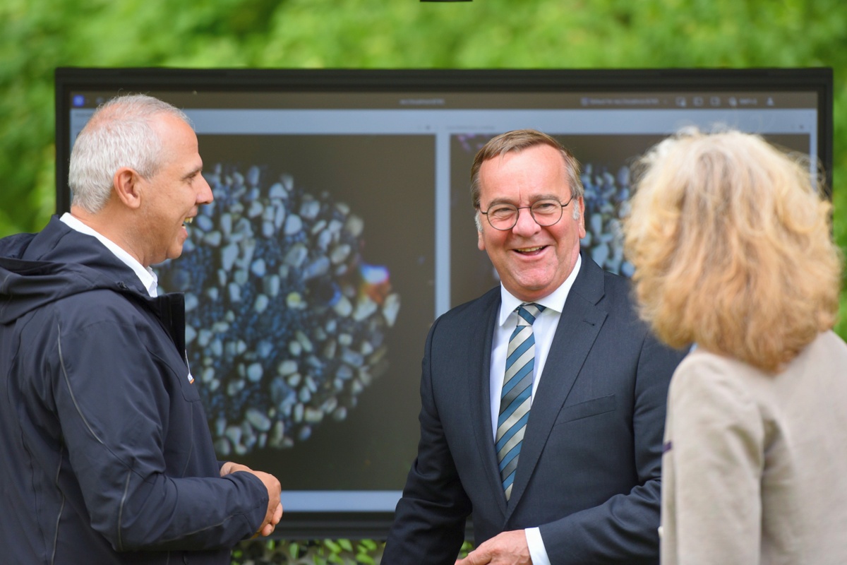 Prof. Peter Stütz, Bundesminister Boris Pistorius und Prof. Eva-Maria Kern beim Rundgang über das Veranstaltungsgelände