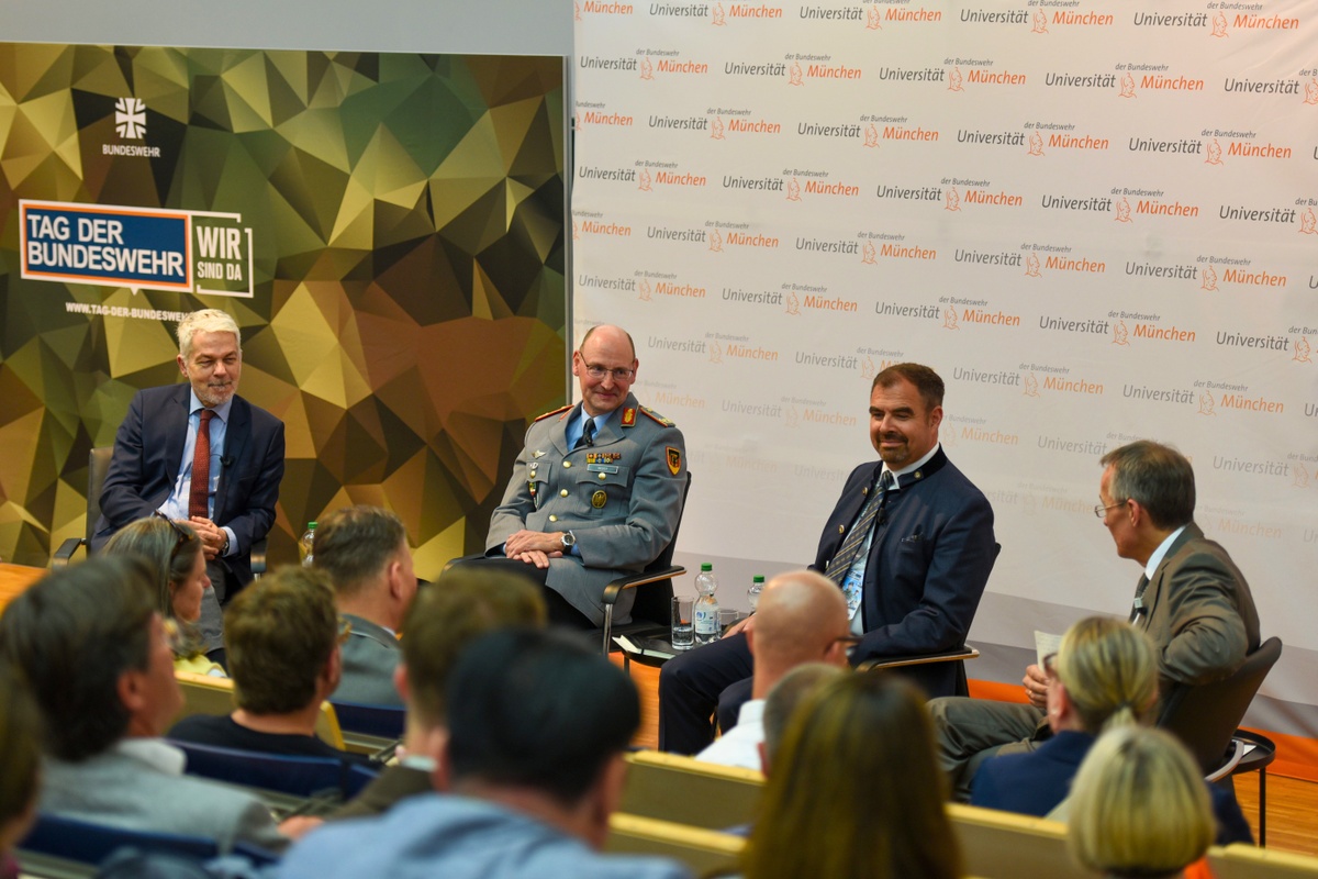 Paneldiskussion Im voll besetzten Audimax diskutieren mit Prof. Carlo Masala