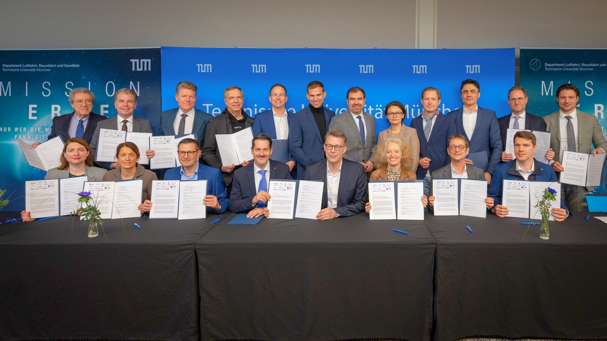 Gruppenbild beim Start der Start der TUM Security and Defense Alliance