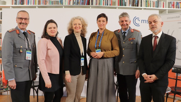 Die Diskussionsteilnehmenden auf dem Podium