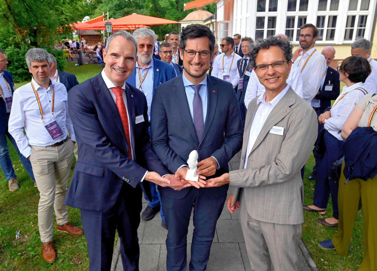 Prof. Karl-Heinz Renner und Prof. Florian Engstler überreichen dem wallonischen Ministerpräsidenten die Athene als 3D-Druck
