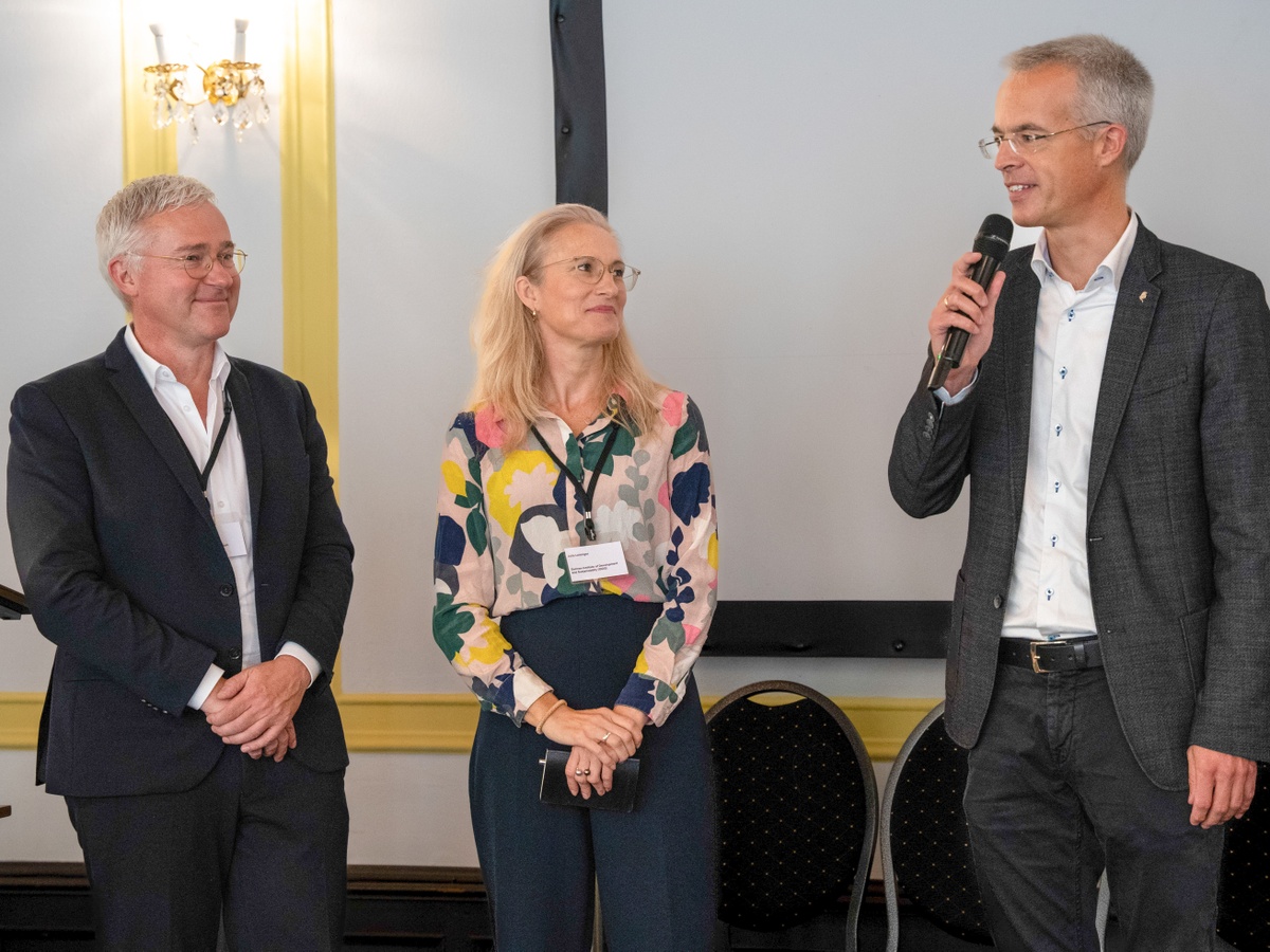 Die beiden Keynote-Speaker Prof. Philipp Meuser und PD Dr. Julia Leininger im Gespräch mit Prof. Christian Schaum