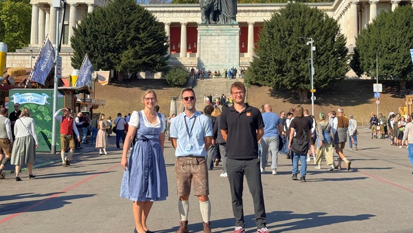 Prof. Silja Hoffmann (li.) mit ihren Teamkollegen vor der Bavaria
