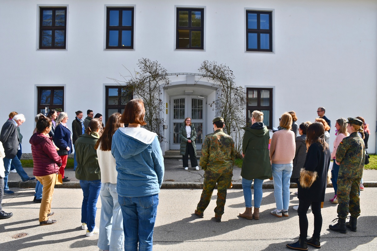 Dr Felicitas Meifert Menhard vor studium plus Gebäude Dr Felicitas Meifert Menhard steht mit dem Rücken zum studium plus Gebäude und vor ihr stehen die Teilnehmenden des Campusrundganges.