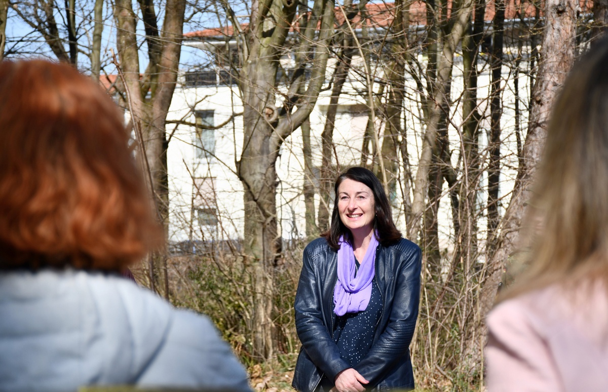 Pamela Koch beim Women on Campus Spaziergang 2026 Die zivile Gleichstellungsbeauftragte steht im Freien und spricht zu Menschen.