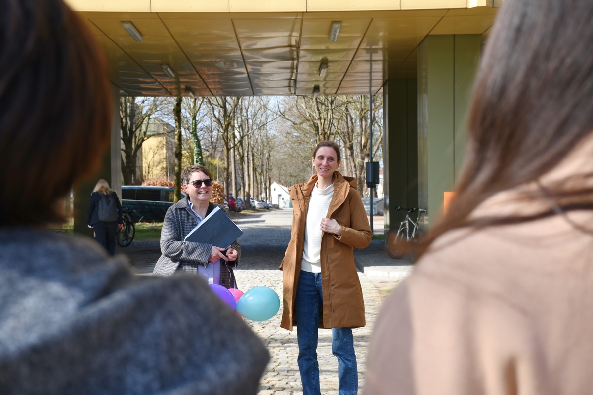 Prof Julia Reif und Kornelia Reischl von der zivilen Gleichstellungsstelle Im Vordergrund sind zwei Hinterköpfe zu sehen. Durch die Lücke zwischen den Köpfen sieht man Prof Julia Reif und Kornelia Reischl von der zivilen Gleichstellungsstelle.