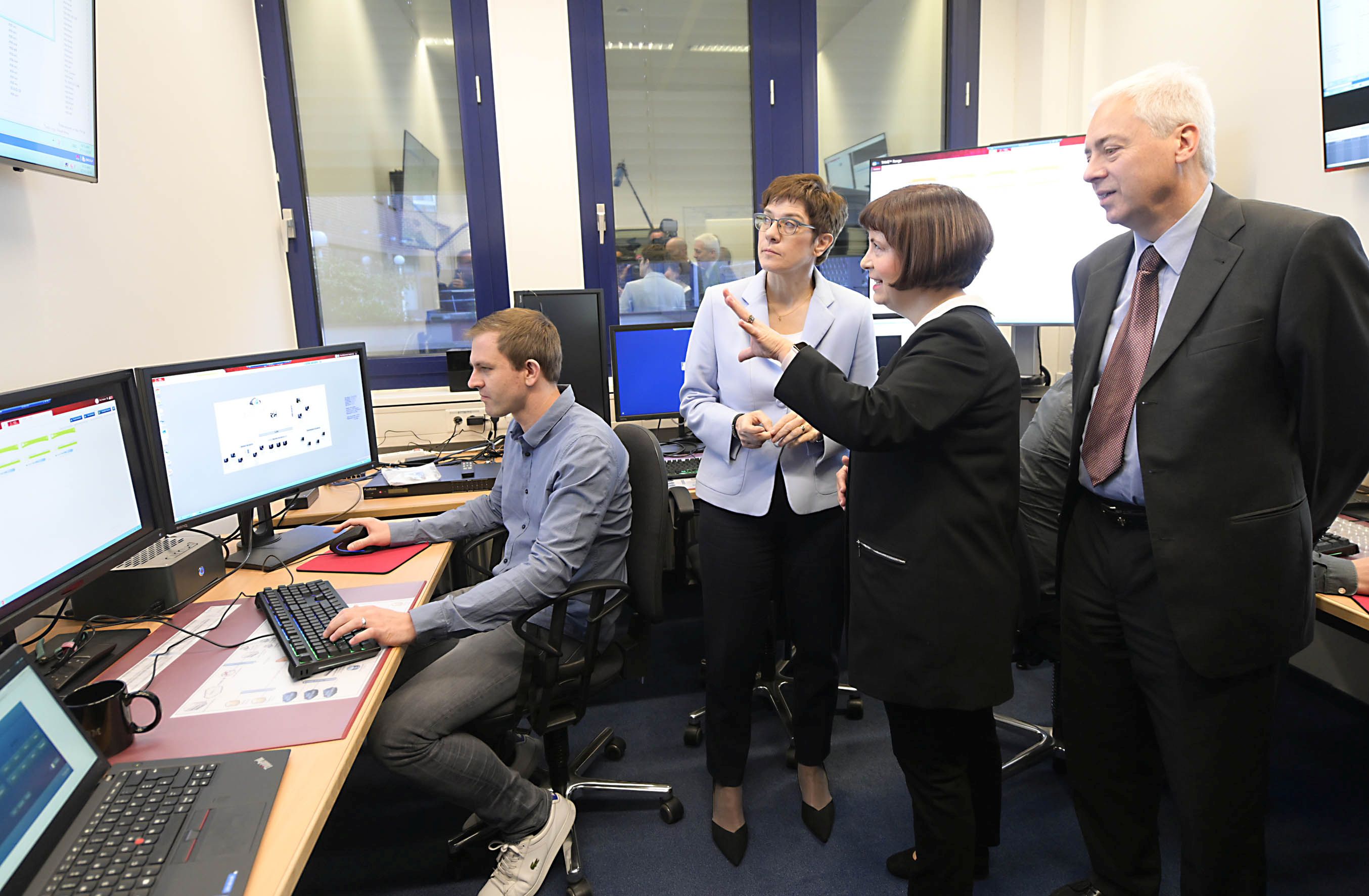 07.11.19_Verteidigungsministerin hält Grundsatzrede an der Universität_CODE 2_Bild im Text.jpg